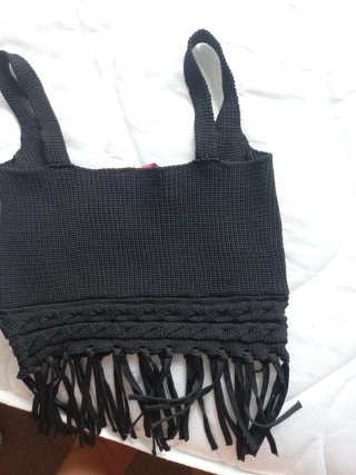 Top corto negro con flecos Talla S