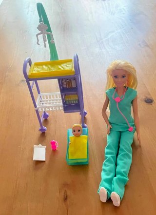 Barbie Pediatra con Carrito y Bebé