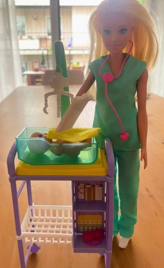 Barbie Pediatra con Carrito y Bebé