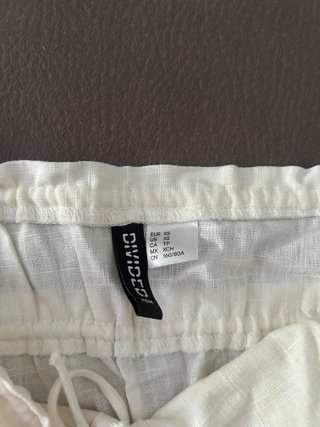 Top blanco con volantes y lazada