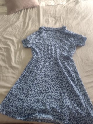 Vestido floral azul y blanco