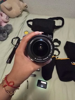 Cámara Canon EOS 2000D con accesorios