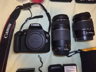 Cámara Canon EOS 2000D con accesorios
