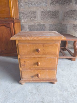 Muebles de madera maciza variados