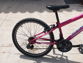 Bicicleta rosa infantil