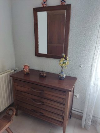 Cómoda de madera con espejo