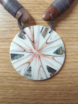 Collar étnico madera con colgante redondo