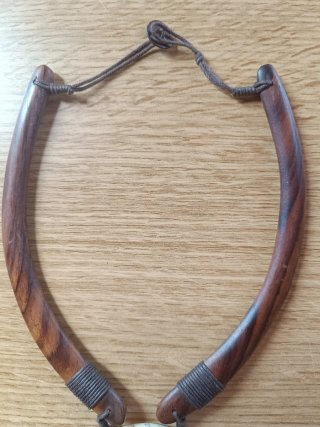Collar étnico madera con colgante redondo
