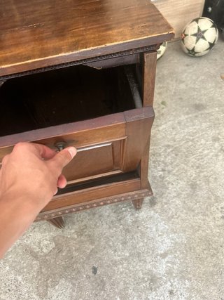 Tavolino in legno con vano portaoggetti