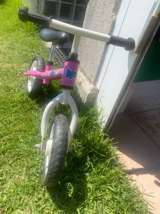 Bicicleta de equilibrio rosa
