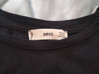 Camiseta negra de manga larga de Mango.