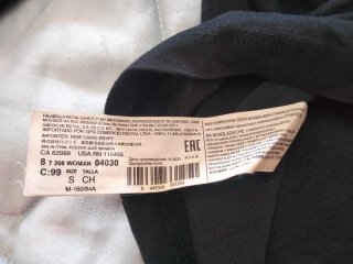 Camiseta negra de manga larga de Mango.