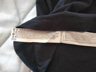 Camiseta negra de manga larga de Mango.