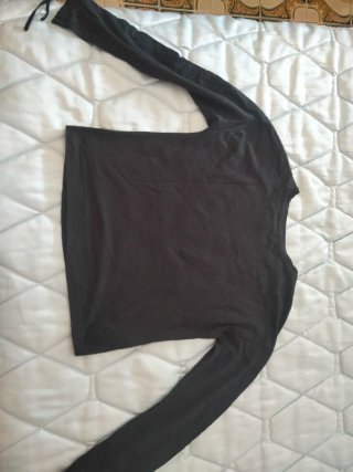Camiseta negra de manga larga de Mango.