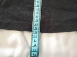 Camiseta negra de manga larga de Mango.