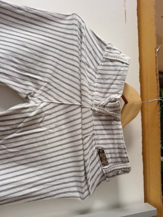 Pantalón pitillo rayas grises y blancas