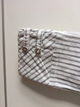 Pantalón pitillo rayas grises y blancas