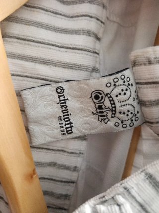 Pantalón pitillo rayas grises y blancas