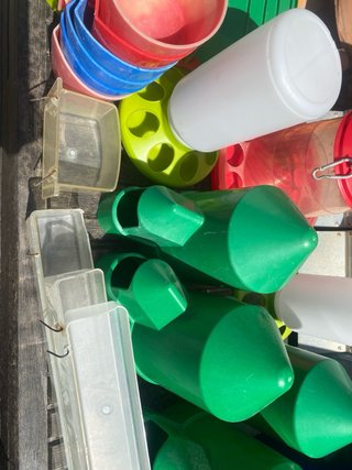 Bebederos y comederos de plastico para aves