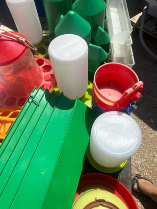 Bebederos y comederos de plastico para aves
