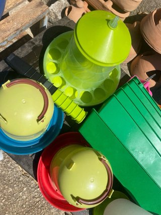 Bebederos y comederos de plastico para aves
