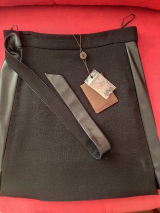 Falda corta negra con detalles