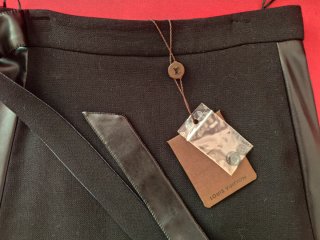 Falda corta negra con detalles