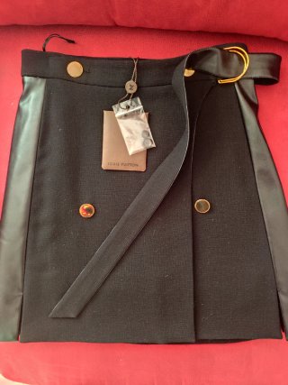 Falda corta negra con detalles