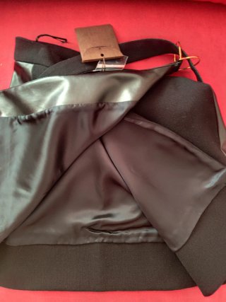 Falda corta negra con detalles