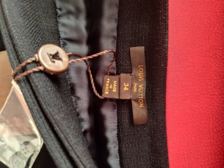 Falda corta negra con detalles