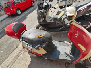 Moto Scooter Riya Roja y Blanca