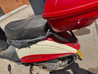 Moto Scooter Riya Roja y Blanca