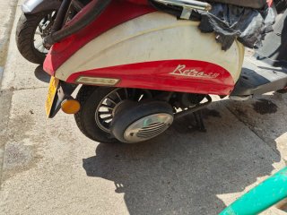 Moto Scooter Riya Roja y Blanca