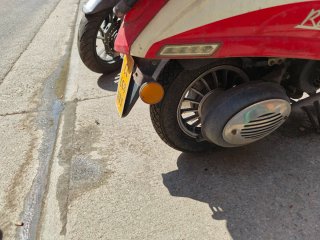 Moto Scooter Riya Roja y Blanca