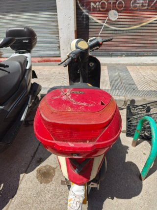 Moto Scooter Riya Roja y Blanca