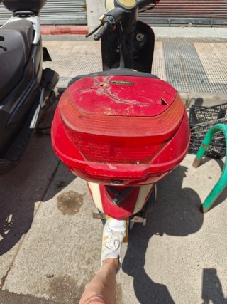 Moto Scooter Riya Roja y Blanca