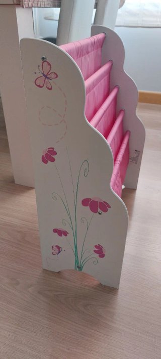 Estantería infantil de madera rosa Montessori
