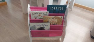 Estantería infantil de madera rosa Montessori