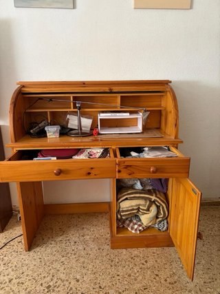 Escritorio madera pino con persiana