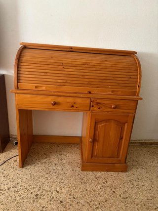 Escritorio madera pino con persiana
