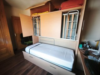 Litera plegable, con mesa de trabajo y colchones