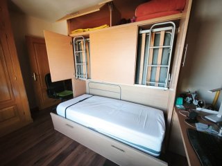 Litera plegable, con mesa de trabajo y colchones