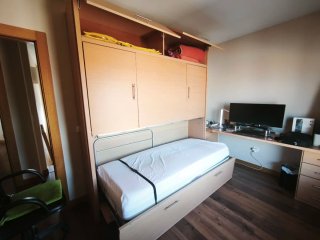 Litera plegable, con mesa de trabajo y colchones