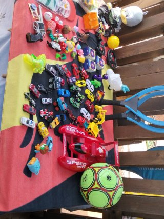Lote de juguetes: coches, raquetas y más