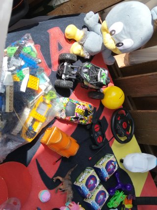 Lote de juguetes: coches, raquetas y más