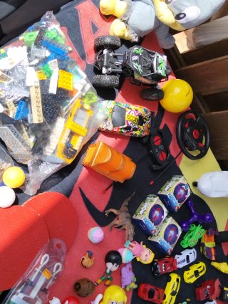 Lote de juguetes: coches, raquetas y más