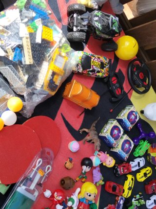 Lote de juguetes: coches, raquetas y más
