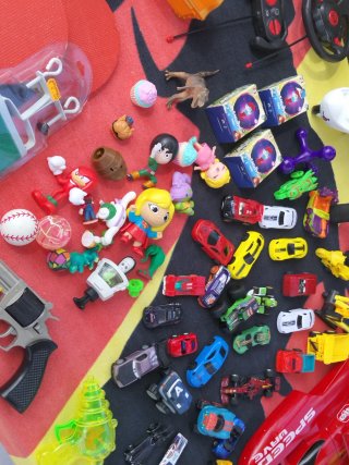 Lote de juguetes: coches, raquetas y más
