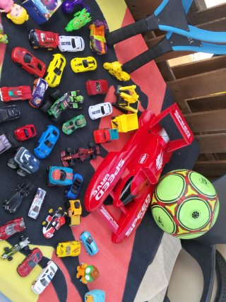 Lote de juguetes: coches, raquetas y más