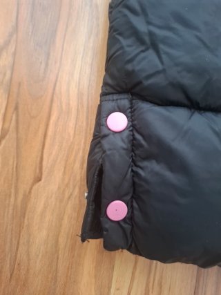 Chaleco acolchado negro y rosa